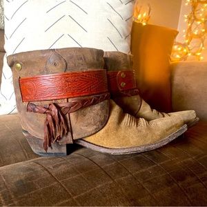 Canty Boots made in Montana. Fit a size 8.